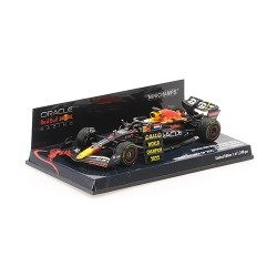 Red Bull RB18 1 F1 World Champion with pitboard Japon 2022 Max Verstappen Minichamps 410221801