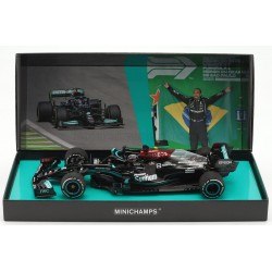 Mercedes AMG F1 W12 E Performance 44 F1 Winner Grand Prix du Brésil 2021 Lewis Hamilton with Flag Minichamps 110212044