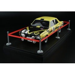 Boitier Showcase 1/18 avec poteaux et ruban de protection Motorsport Modelisme DISMUS01