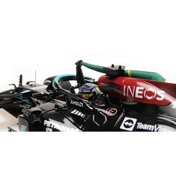 Mercedes AMG F1 W12 E Performance 44 F1 Winner Grand Prix du Brésil 2021 Lewis Hamilton with Flag Minichamps 110212044